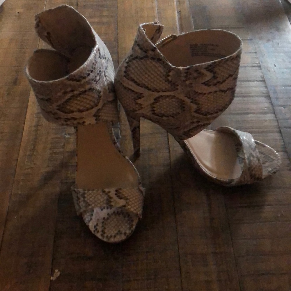 Size 10 women’s Just fab snakeskin print heels